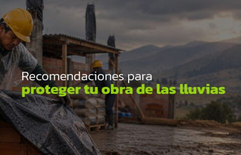 Trabajador con casco amarillo cubre ladrillos de arcilla con plástico en una obra bajo lluvia en la sierra de Junín