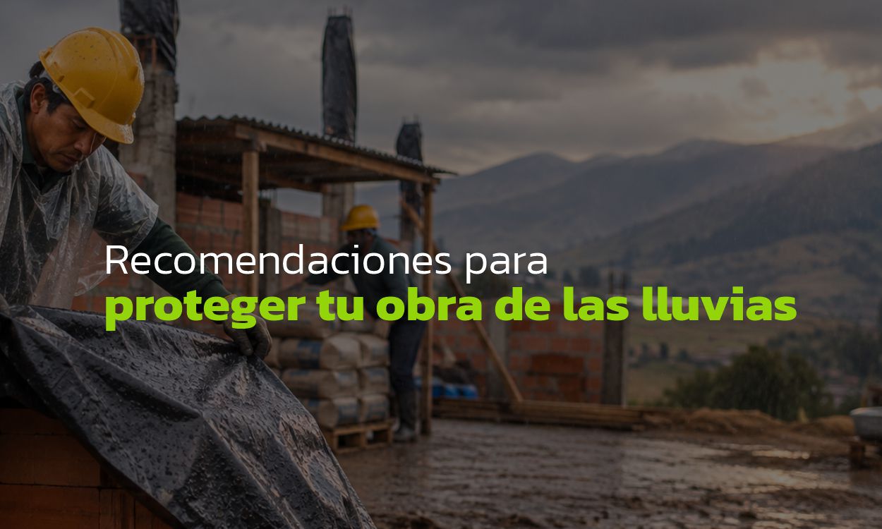 Trabajador con casco amarillo cubre ladrillos de arcilla con plástico en una obra bajo lluvia en la sierra de Junín